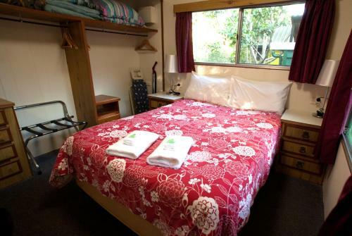 Lake Eacham Tourist Park & Cabins