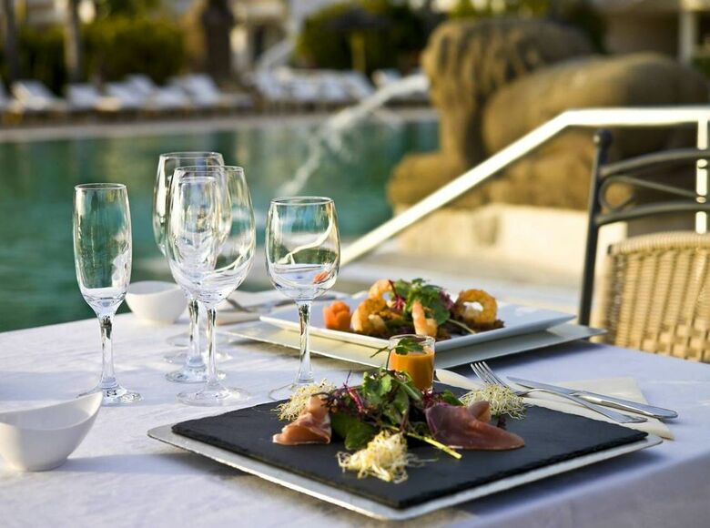 Regency Country Club Apartments & Suites