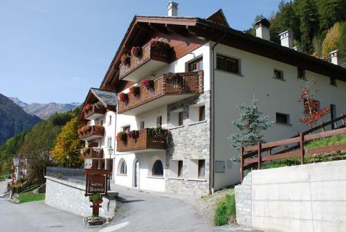 Hostal Residence Larice Bianco