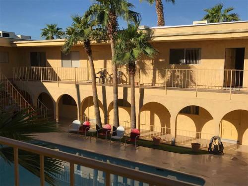 Hotel Hidden Palms Resort & Condominiums