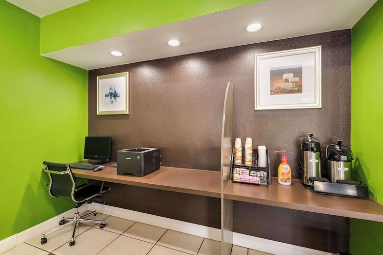 Hotel Clarion Inn & Suites