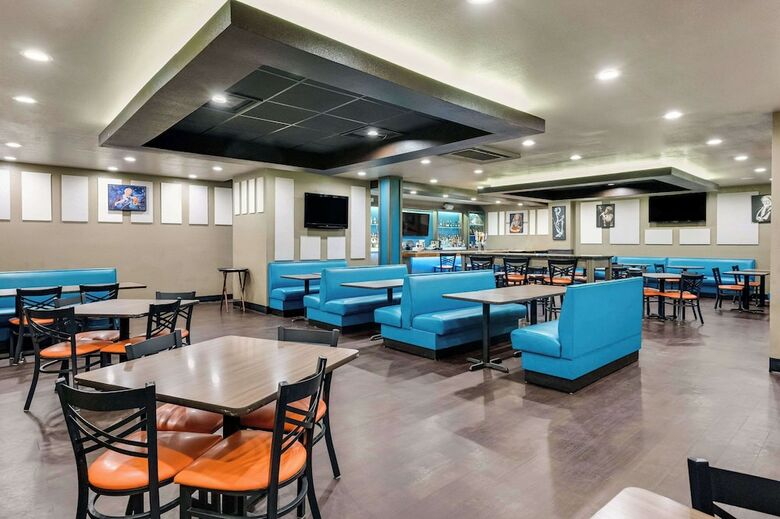 Hotel Clarion Inn & Suites