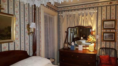 Austin's Holidae House Bed & Breakfast