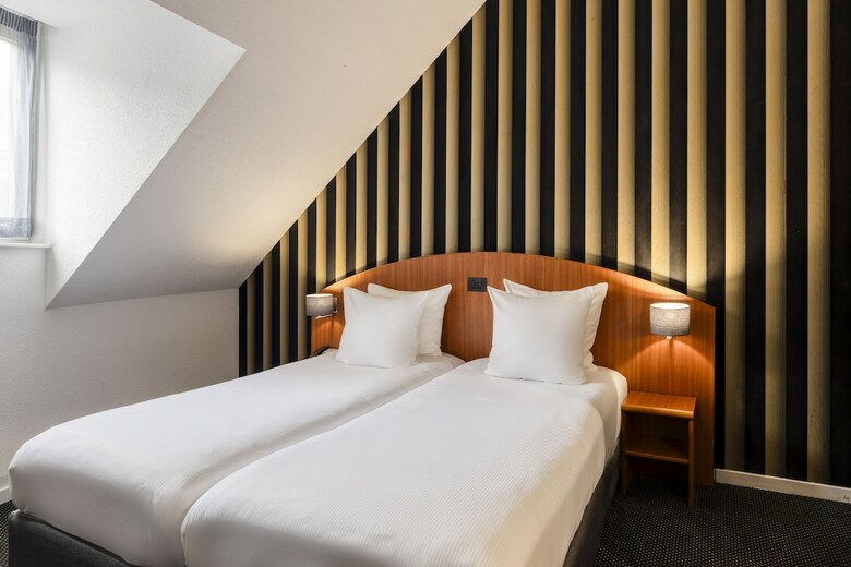 Aris Grand Place Hotel