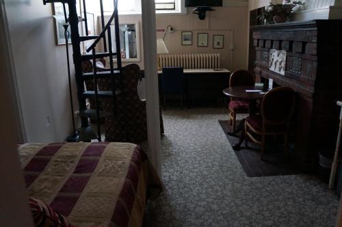 Hostal 463 Beacon Street Guest House