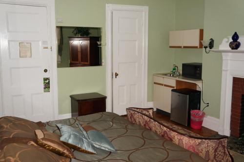 Hostal 463 Beacon Street Guest House