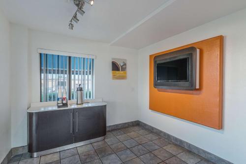 Motel 6 Dallas Desoto Lancaster