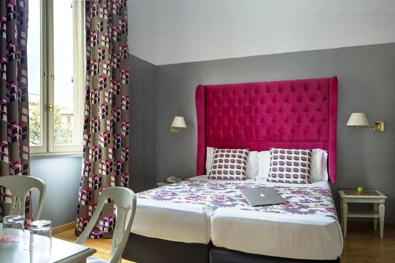 Hotel Room Mate Luca