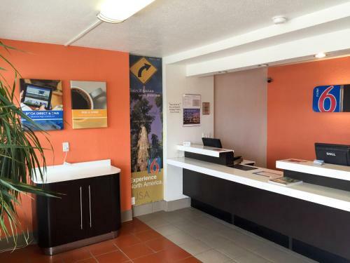 Motel 6 Uvalde