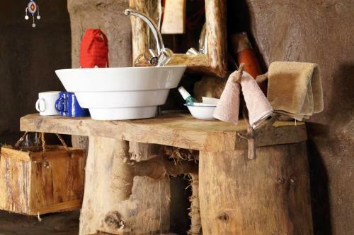 Original Maasai Lodge ? Africa Amini Life