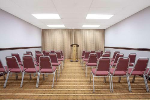 Hotel Maingate Inn & Suites At Four Corners