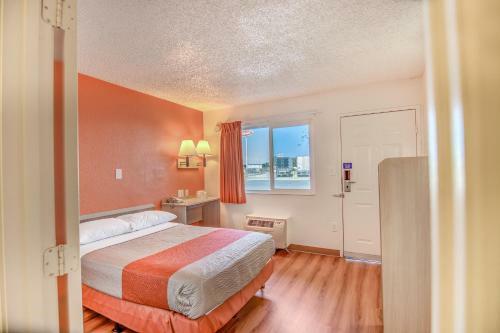 Motel 6 Stockton - Charter Way West