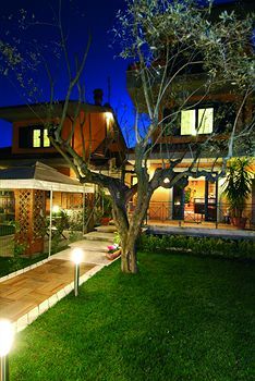 Aurelia Garden Gold Bed & Breakfast