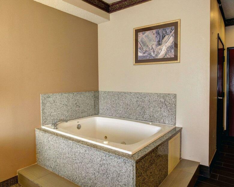 Hotel Comfort Inn & Suites (.)