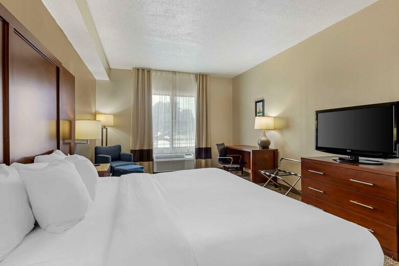 Hotel Comfort Inn & Suites (.)
