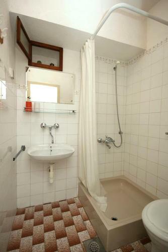 Apartments By The Sea Bol (Brac) - 4657
