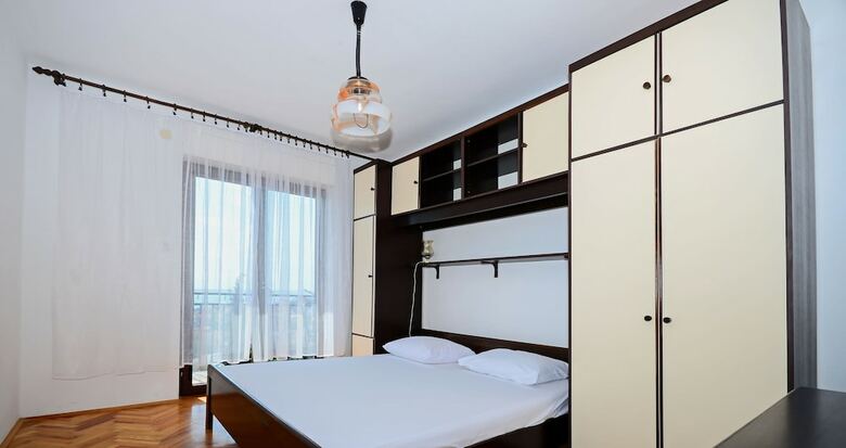 Apartments And Rooms Jaka