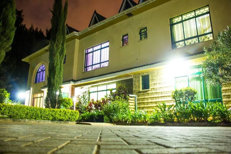 Hotel Karen Inn And Suites