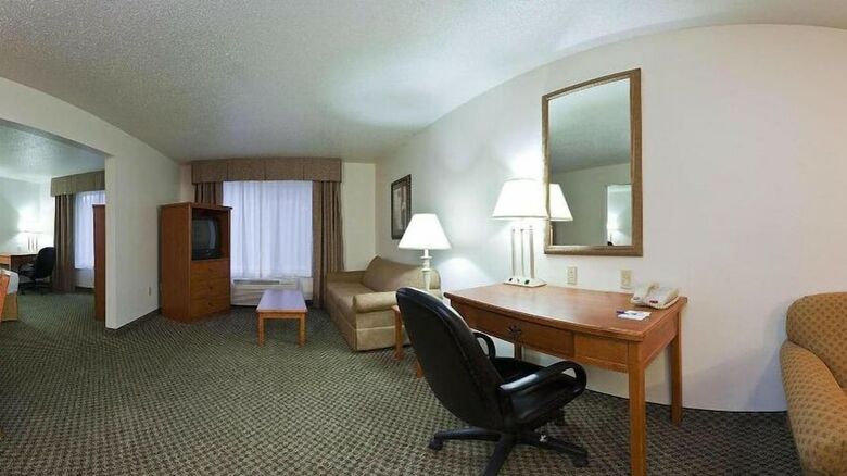 Holiday Inn Express Hotel & Suites