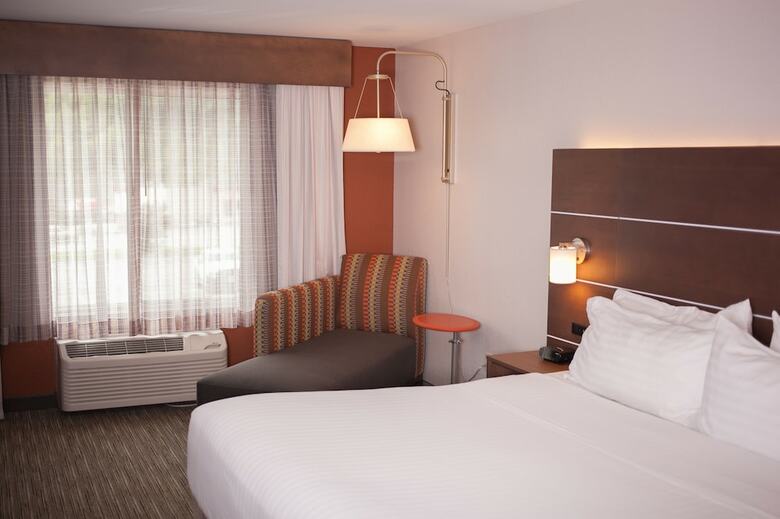 Holiday Inn Express Hotel & Suites
