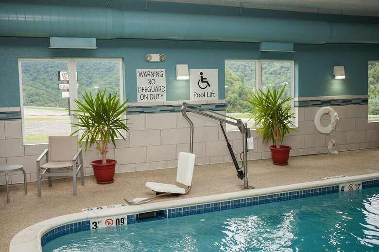 Holiday Inn Express Hotel & Suites