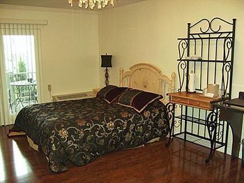 Hotel Victorian Village Resort