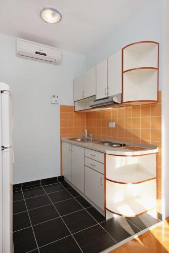 Apartments By The Sea Duce (Omis) - 5987