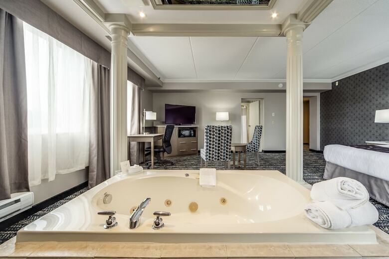 Hotel Monte Carlo Inns - Brampton Suites