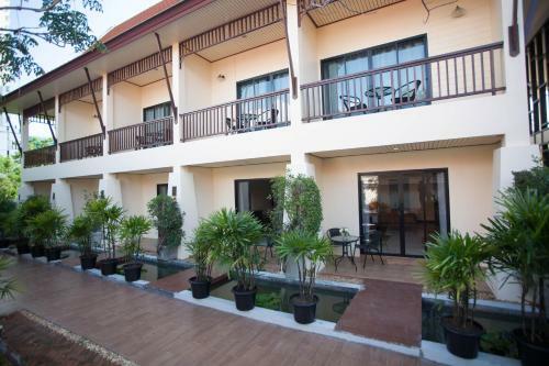 Hotel Lotusland Resort
