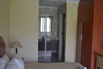 Hostal Airport Transit Guest Lodge