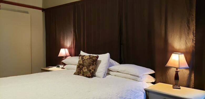 Bed & Breakfast Cabernet House, An Old World Inn