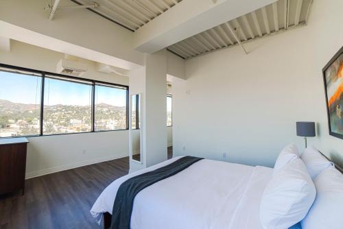 Hollywood Gallery Apartment