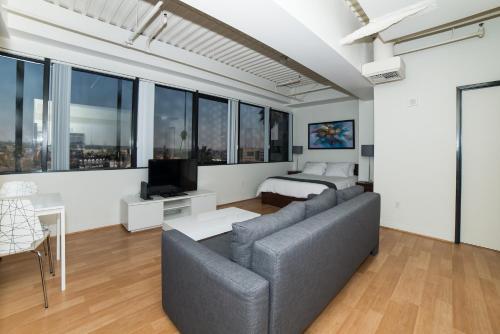 Hollywood Gallery Apartment