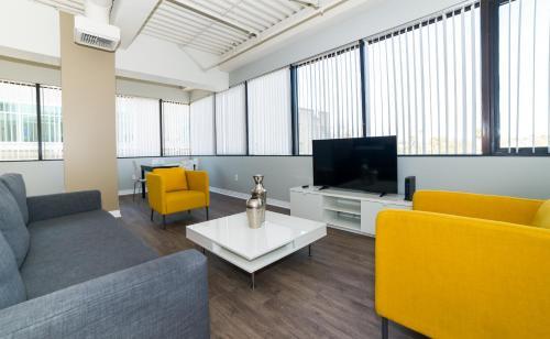 Hollywood Gallery Apartment