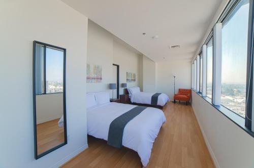 Hollywood Aurora Apartment