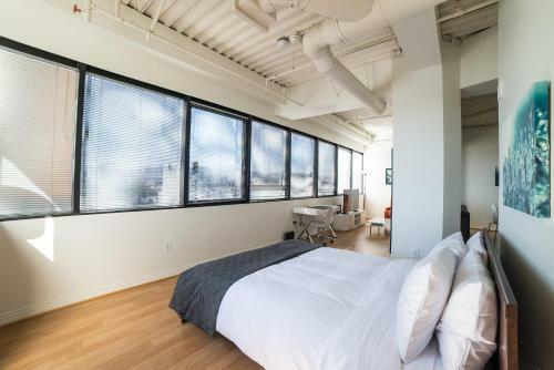 Hollywood Arch Apartment