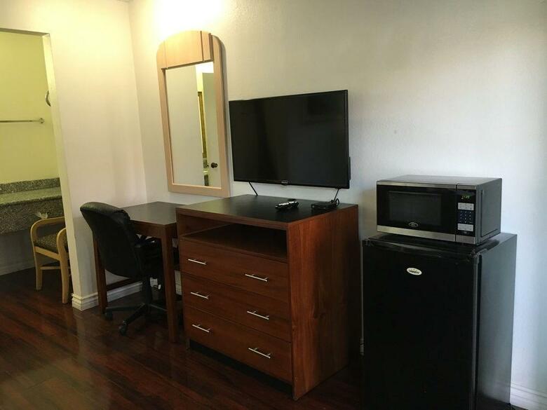 Hotel Riverside Inn & Suites