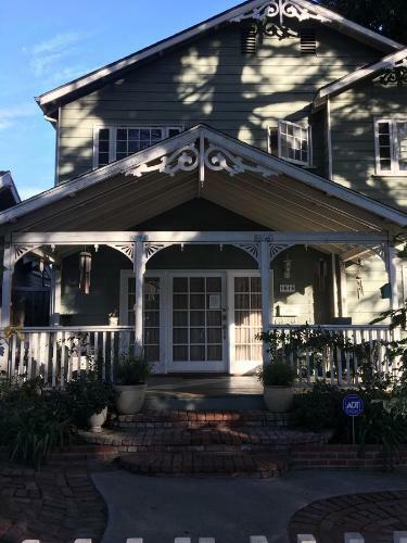 Elaine's Hollywood Bed & Breakfast