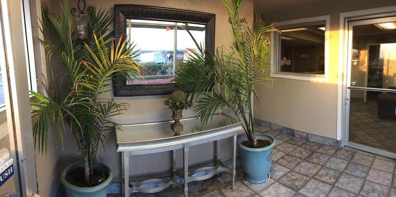 Hotel Hilltop Inn & Suites