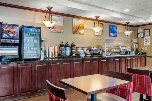 Hotel Comfort Inn And Suites