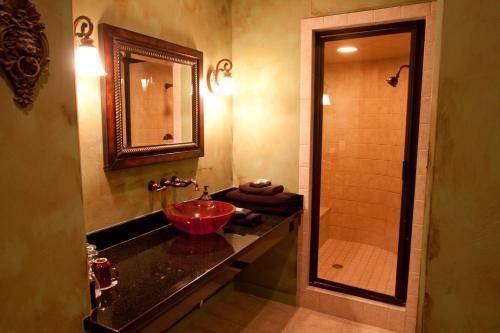 Hotel Destinations Inn Theme Rooms