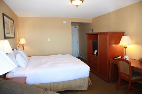 Motel Budget Host Inn & Suites