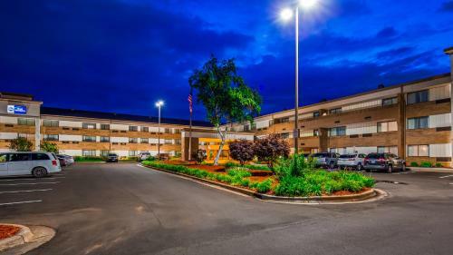 Hotel Baymont Inn And Suites Warren
