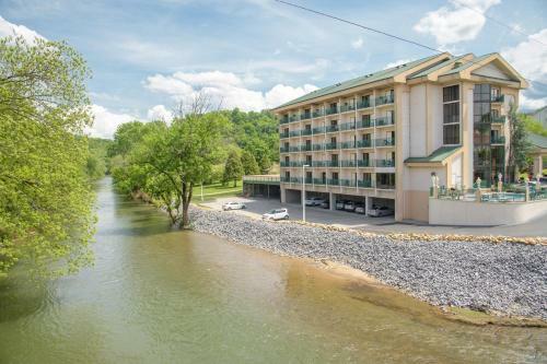 Hotel Pigeon River Inn