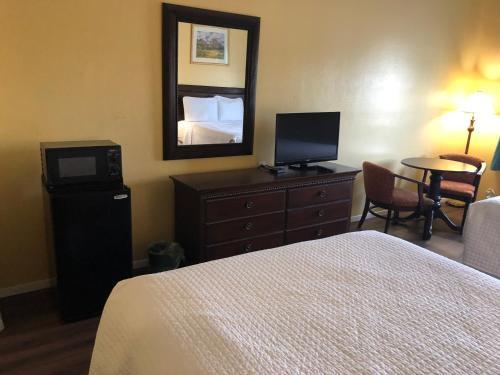 Hotel Deluxe 6 Inn & Suites