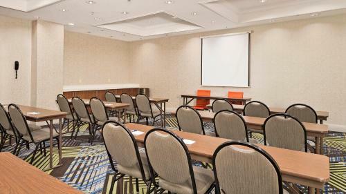 Holiday Inn Express Hotel And Suites Conroe
