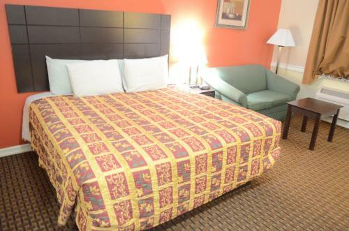 Motel Budget Host Inn & Suites
