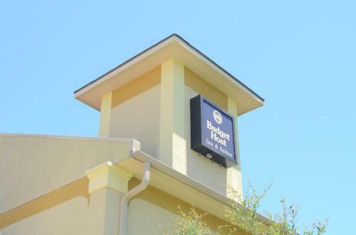 Motel Budget Host Inn & Suites