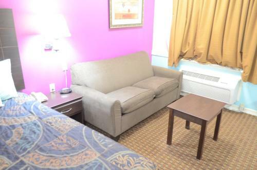 Motel Budget Host Inn & Suites