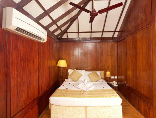 Hotel Poovar Island Resort